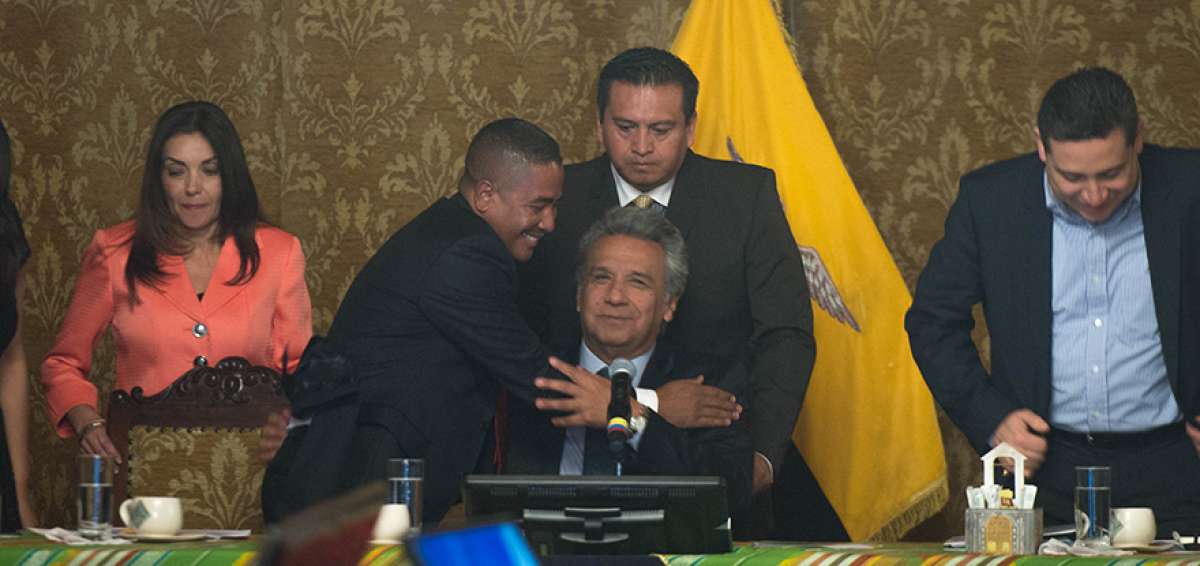El titular del Conagopare, Bol&iacute;var Armijos, salud&oacute; con el presidente, Len&iacute;n Moreno, ayer en Carondelet.