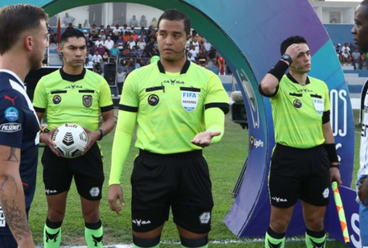 El árbitro Marlon Vera (centro) sería descartado para dirigir en compromisos internacionales. 