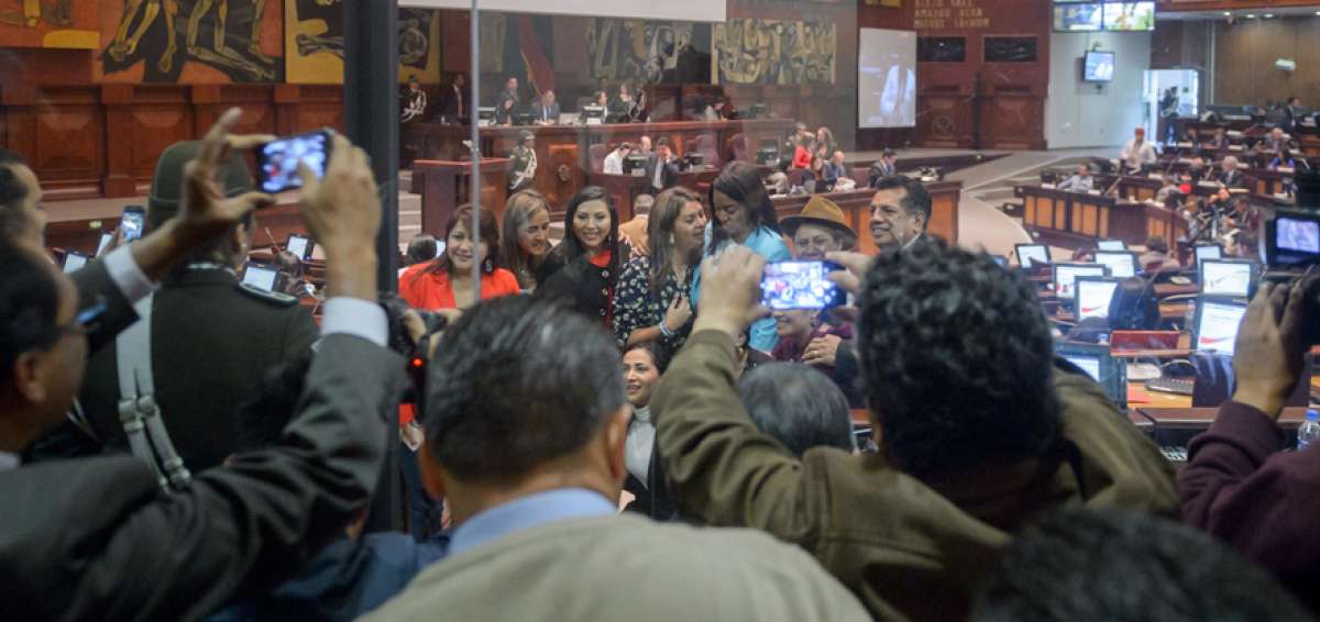 Abrazos, selfies y fotograf&iacute;as grupales para el recuerdo predominaron ayer en la &uacute;ltima sesi&oacute;n de la Asamblea.