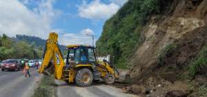Los trabajos de limpieza del deslave de la av. Velasco Ibarra se extendieron m&aacute;s de 12 horas.
