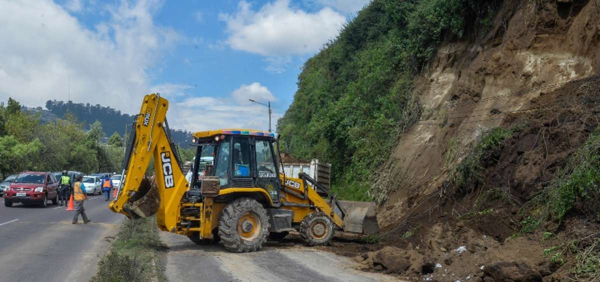 Los trabajos de limpieza del deslave de la av. Velasco Ibarra se extendieron m&aacute;s de 12 horas.