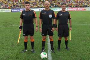 Omar Ponce (c.) es uno de los &aacute;rbitros ecuatorianos con escarapela FIFA. Foto: Tomada de http://www.ecuafutbol.org/