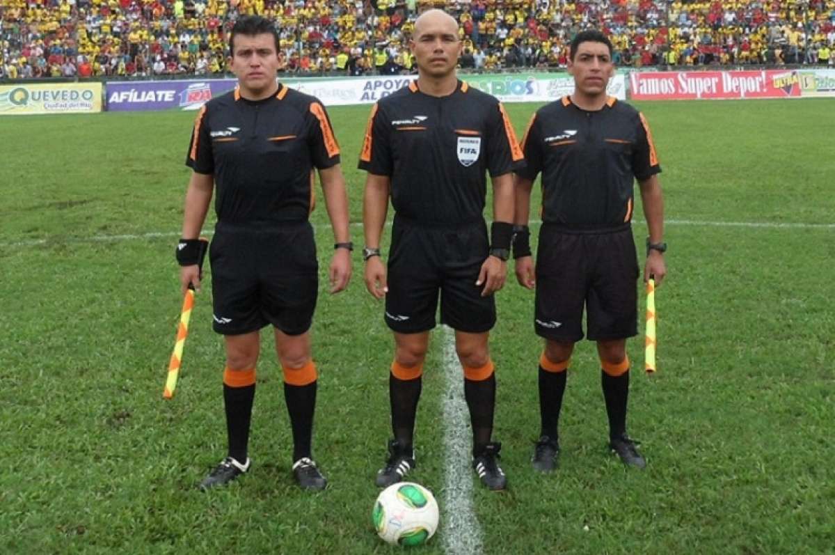 Omar Ponce (c.) es uno de los &aacute;rbitros ecuatorianos con escarapela FIFA. Foto: Tomada de http://www.ecuafutbol.org/