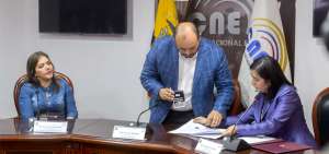 La secretaria jur&iacute;dica de la Presidencia, Johana Pes&aacute;ntez (derecha), entrega los decretos al secretario del CNE, Fausto Holgu&iacute;n. A la izquierda, la vicepresidenta (e) Mar&iacute;a Alejandra Vicu&ntilde;a observa el procedimiento.