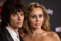 Miley Cyrus y Maxx Morando estarían comprometidos, según People.