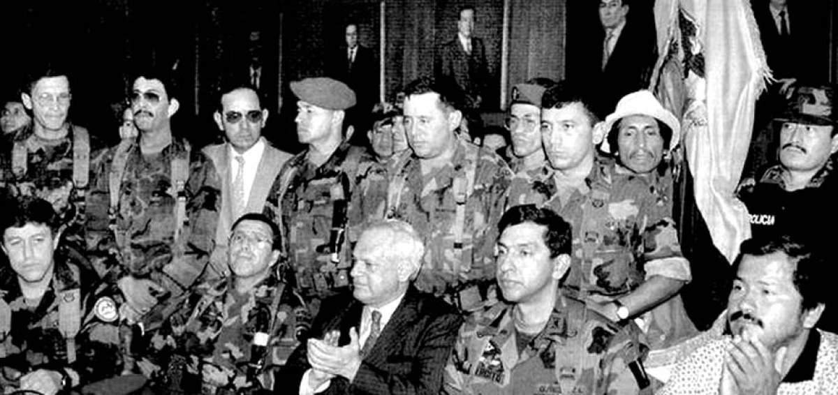 Sentados desde la izq., Jorge Brito, Fausto Cobo, Carlos Sol&oacute;rzano, Lucio Guti&eacute;rrez y Antonio Vargas en la toma del Congreso.