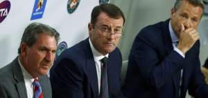David Haggerty (izq.), de la ITF; Chris Kermode (centro), presidente de la ATP; y Philip Brook, de la TIU, durante una rueda de prensa en Melbourne. 