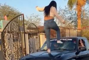 Mujer rompi&oacute; o no el parabrisas del carro de su pareja en Mexicali. 