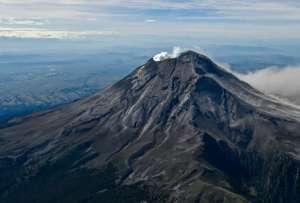 Tras un análisis de la situación del volcán en los últimos días, la alerta disminuyó, pero se mantendrá un monitoreo permanente sobre la situación.