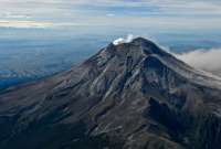 Tras un análisis de la situación del volcán en los últimos días, la alerta disminuyó, pero se mantendrá un monitoreo permanente sobre la situación.