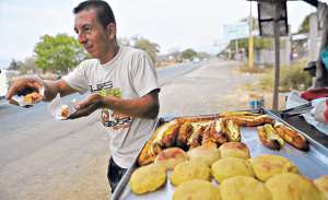 Adem&aacute;s de vender tortillas de ma&iacute;z en Sanc&aacute;n, Jorge Seguiche tambi&eacute;n ofrece a los turistas maduros con queso. Es una de las pocas personas que comercializan este producto. Foto: Rodolfo P&aacute;rraga / El Tel&eacute;grafo