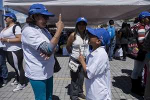 Padres aprenden el lenguaje de se&ntilde;as para hablar con sus hijos sordos. Foto: Andr&eacute;s Darquea / El Tel&eacute;grafo