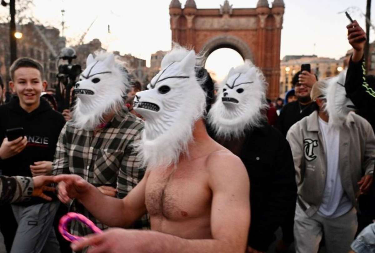 Asistentes se congregaron en el paseo Llu&iacute;s Companys tras una convocatoria viral que finalmente no se concret&oacute;.