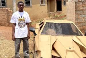 Tale Ntedahmad, de Nigeria, construyó un carro de cartón.