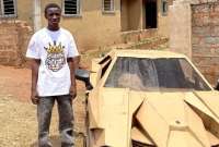 Tale Ntedahmad, de Nigeria, construyó un carro de cartón.