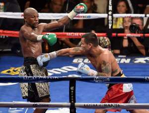 Floyd Mayweather esquiva un golpe de Marcos Maidana en la pelea de anoche en Las Vegas. Foto: AFP