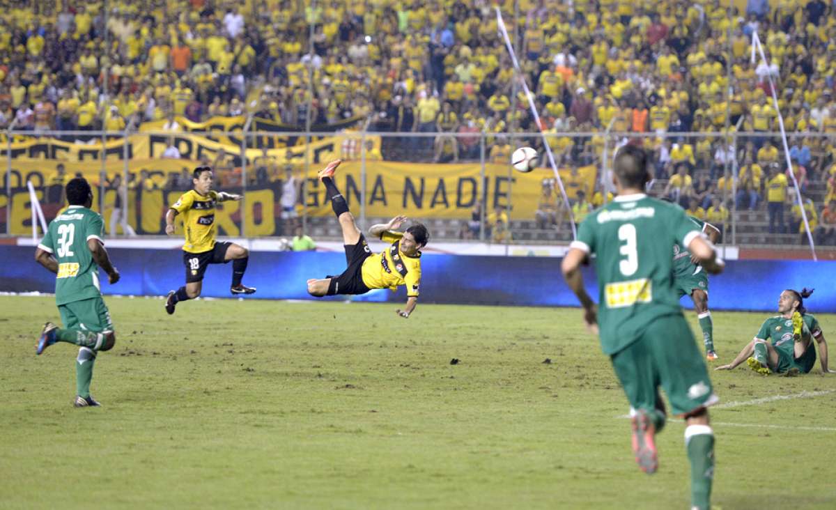 El delantero argentino Ismael Blanco (der.) marca un gol de media chilena. Mat&iacute;as Oyola (18) lo observa. Foto: William Orellana / El Tel&eacute;grafo.