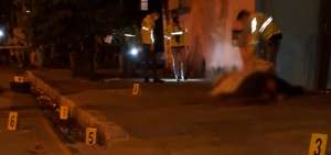 El personal de Criminal&iacute;stica recab&oacute; los vestigios bal&iacute;sticos que quedaron dispersos en la vereda y calle afuera de la casa donde ocurri&oacute; el crimen.