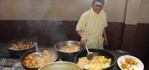 En los hornos de le&ntilde;a se preparan los alimentos que forman parte de la tonga, de esa manera el sabor es m&aacute;s criollo  y ese es  uno de los detalles en los que se fijan los clientes a la hora de comprar. 