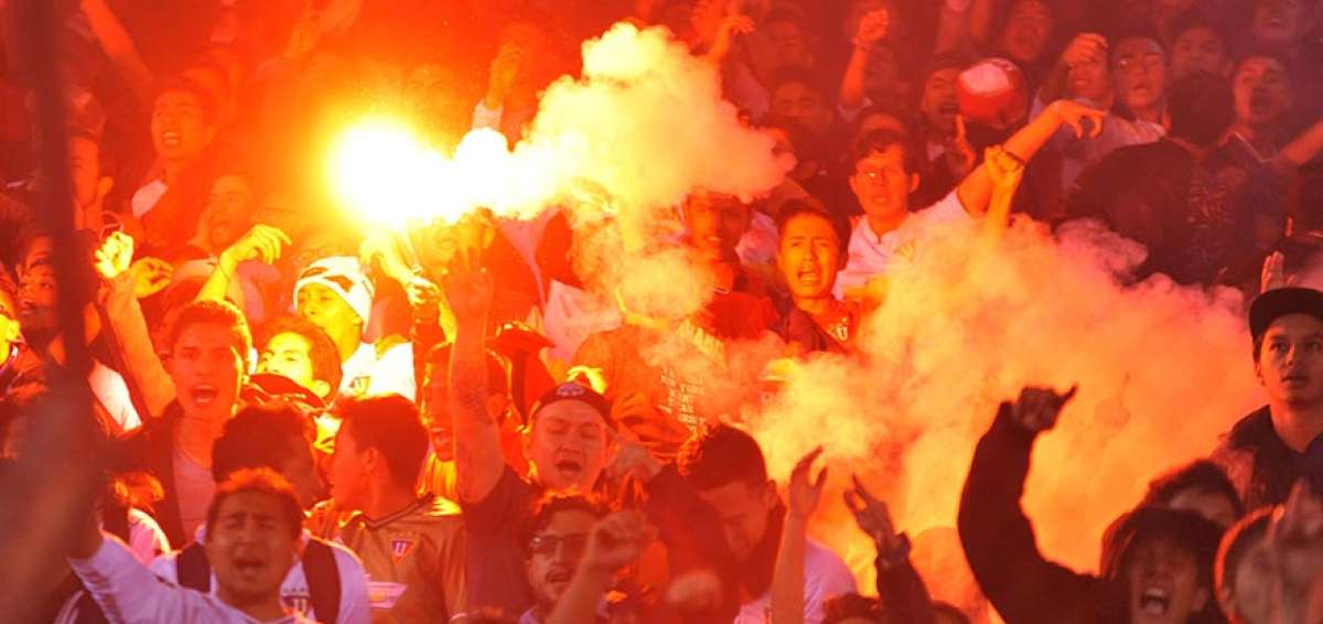 Algunos barristas de Liga de Quito encendieron bengalas para celebrar el empate de su elenco al culminar el partido. El ingreso de estos objetos est&aacute; vedado.