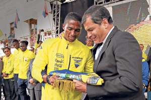 Antonio Valencia, en nombre de la selecci&oacute;n, recibi&oacute; el estandarte tricolor antes de ir a Brasil 2014. Foto: Tomada de flickr / Presidencia de la Rep&uacute;blica.