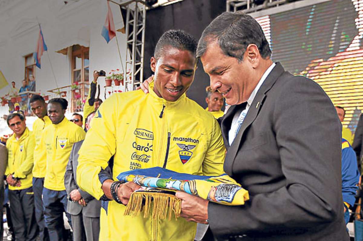 Antonio Valencia, en nombre de la selecci&oacute;n, recibi&oacute; el estandarte tricolor antes de ir a Brasil 2014. Foto: Tomada de flickr / Presidencia de la Rep&uacute;blica.