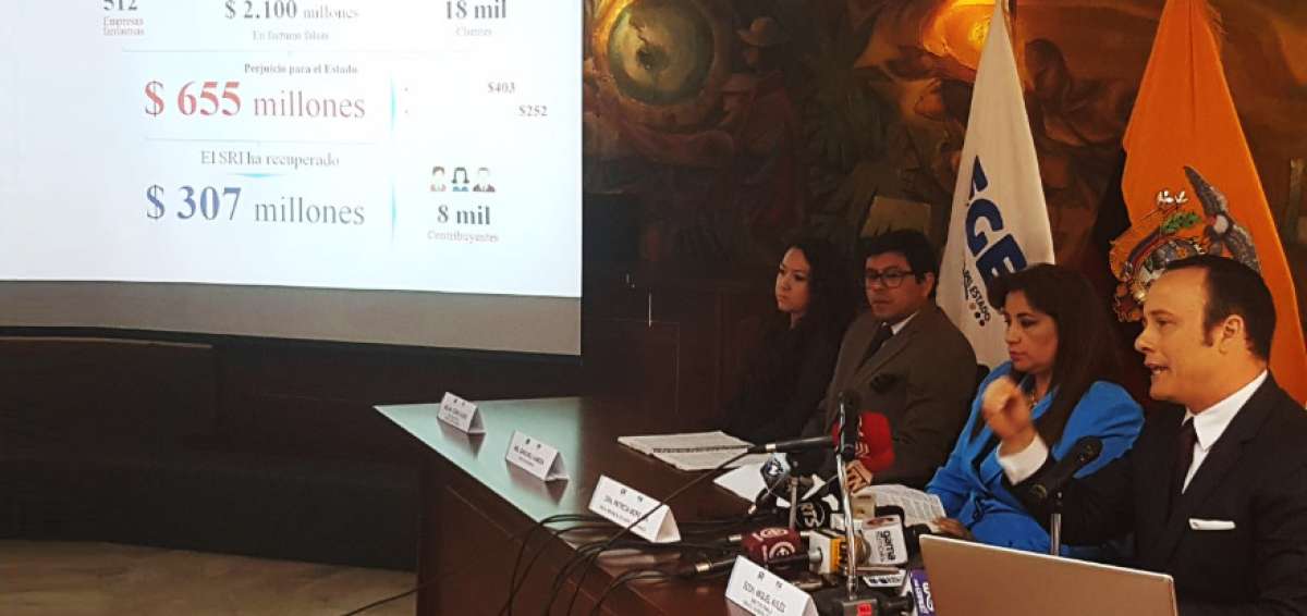Miguel Avil&eacute;s, titular de la zona 8 del SRI, durante la rueda de prensa efectuada la ma&ntilde;ana del martes 15 de agosto.