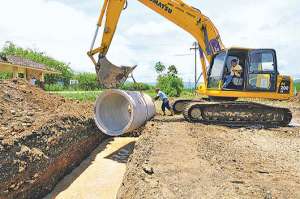 Maquinaria de la Prefectura del Guayas trabaja en la rehabilitaci&oacute;n del camino al recinto San Pedro y la colocaci&oacute;n de tuber&iacute;as para el drenaje pluvial. Foto: Cortes&iacute;a
