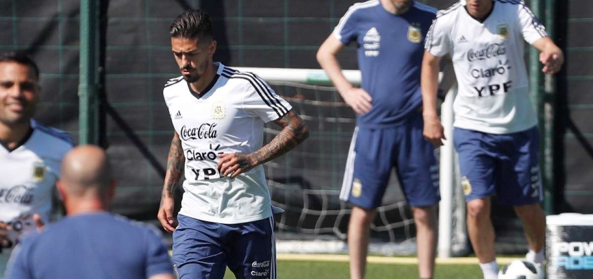 El centrocampista de la selecci&oacute;n argentina Manuel Lanzini, durante el entrenamiento del combinado albiceleste en la ciudad deportiva del FC Barcelona, donde los argentinos preparan su participaci&oacute;n en el Mundial de f&uacute;tbol de Rusia. 