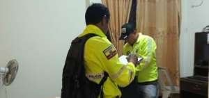 Los agentes, durante la inspecci&oacute;n en el inmueble del procesado en Portoviejo.