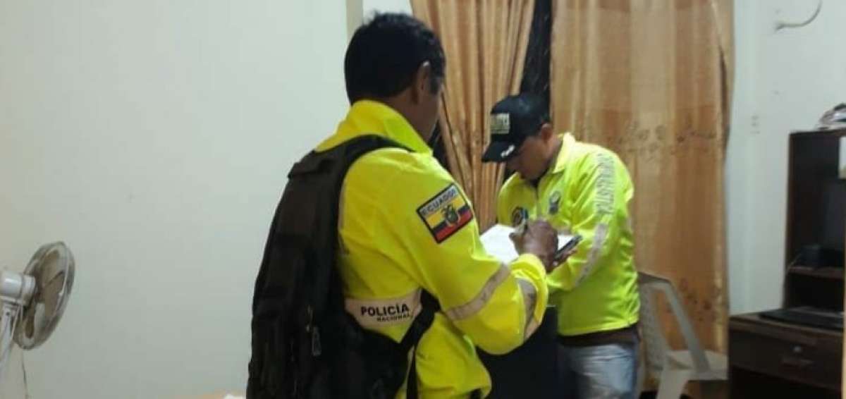 Los agentes, durante la inspecci&oacute;n en el inmueble del procesado en Portoviejo.