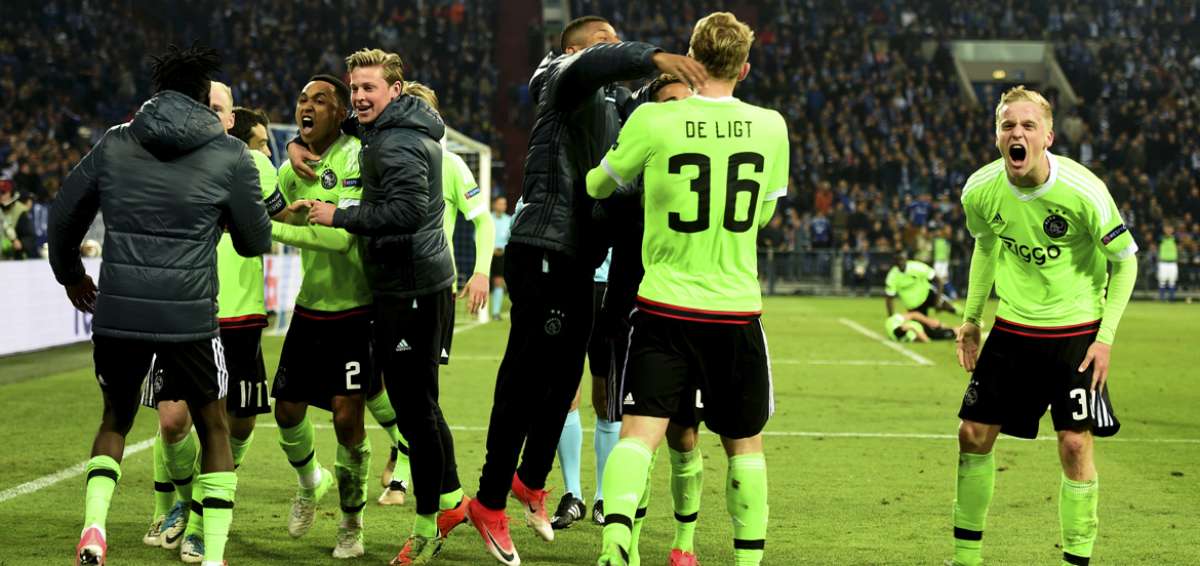 El Ajax deja en el camino al Schalke 04