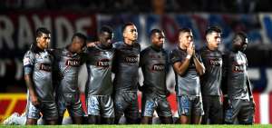 Los jugadores de Emelec observaron la tanda de penales arrodillados desde la circunferencia central. 