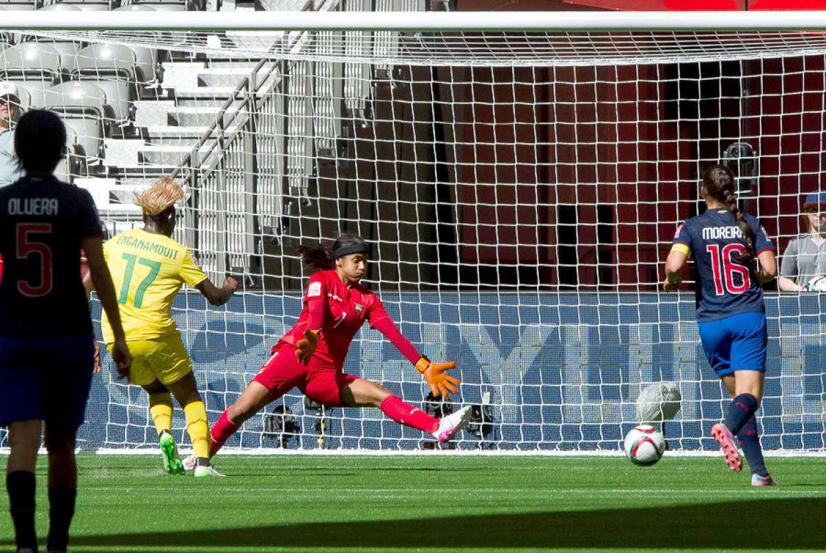Enganamouit (17) marc&oacute; tres tantos y fue la figura del partido. La arquera Shirley Berruz perdi&oacute; el duelo. Foto: AFP