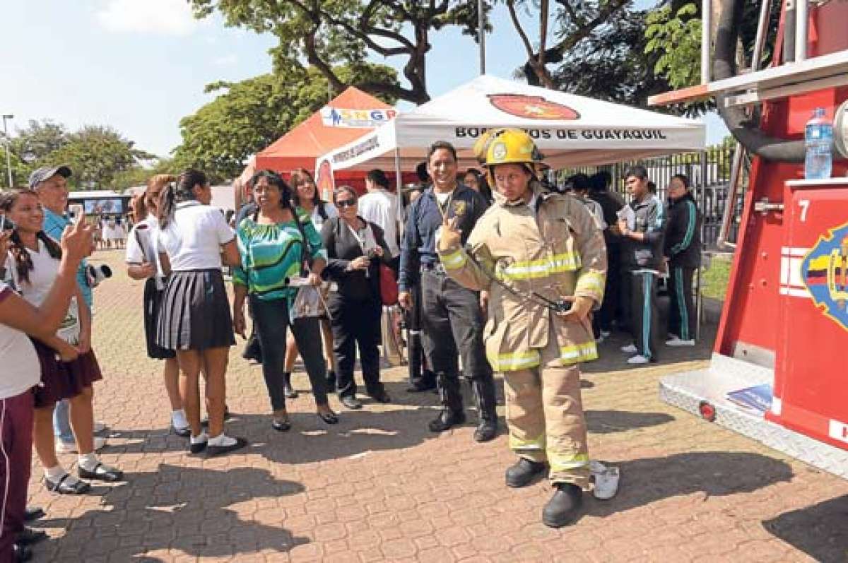 15 colegios recordaron el D&iacute;a del Voluntariado en Guayaquil