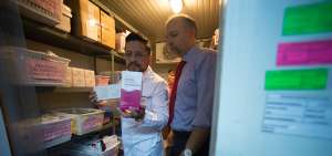 Richard Espinosa recorri&oacute; las cuatro farmacias del HCAM para constatar la existencia de medicamentos.