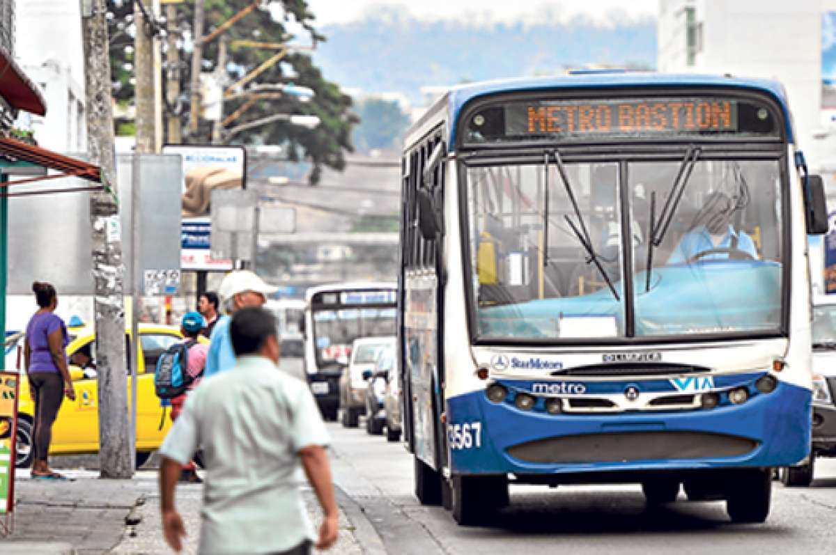Seg&uacute;n la Fundaci&oacute;n Metrov&iacute;a, existe competencia desleal en las rutas alimentadoras en varias calles. Foto: William Orellana / El Tel&eacute;grafo