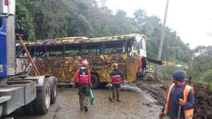 Un colectivo se volc&oacute; este jueves en la parroquia Cuyuja del cant&oacute;n Quijos (Napo), debido a los deslaves. Foto: Cortes&iacute;a Cuerpo de Bomberos