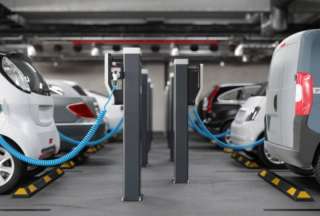 Los dueños de vehículos eléctricos pagarán USD 10 en su matrícula, anunció el presidente Noboa. 