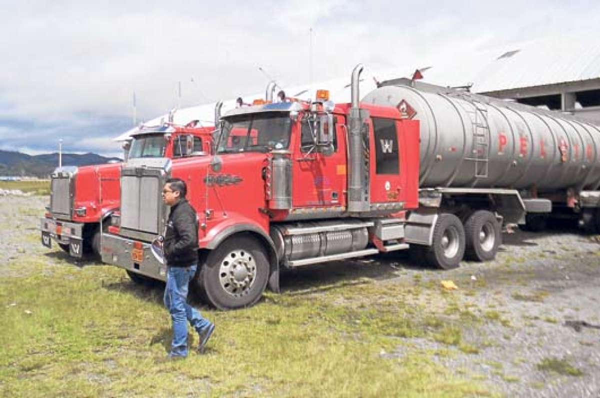 El personal aduanero detect&oacute; que los tanqueros trataban de ingresar televisores desde Colombia sin pagar los respectivos aranceles. Foto: Carlos Jim&eacute;nez / El Tel&eacute;grafo