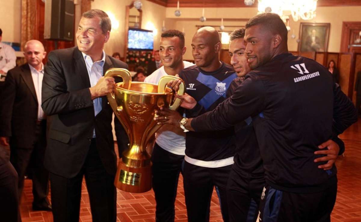 Rafael Correa, presidente de la Rep&uacute;blica, posa con algunos integrantes de Emelec y junto al trofeo como campe&oacute;n nacional. Foto: Cortes&iacute;a.