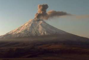 El Cotopaxi vuelve a emanar material volcánico