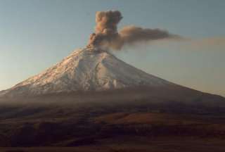 El Cotopaxi vuelve a emanar material volcánico