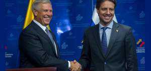 El copresidente de la Cicec, Sergey Dankevert, (izq.) dio declaraciones junto al canciller Guillaume Long (der.).