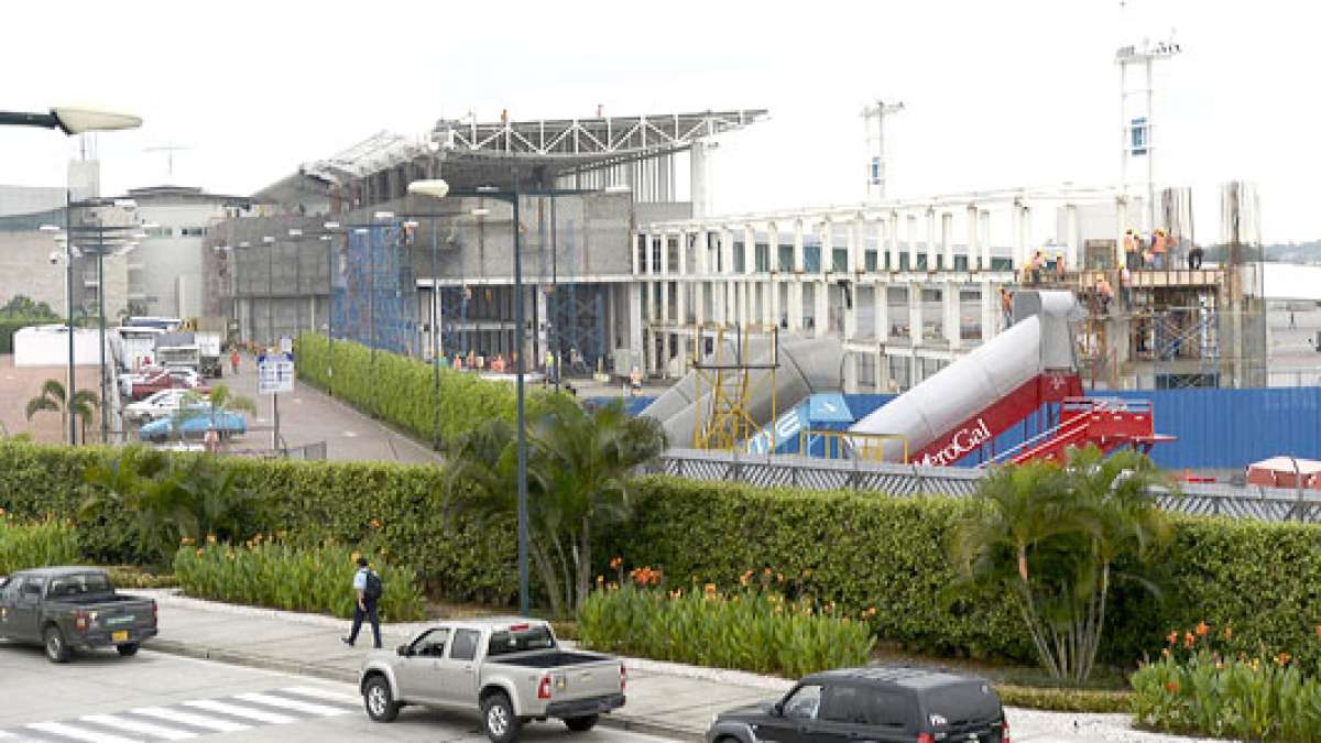 El consorcio Ekron-Helport, contratado por Tagsa, es el encargado de las remodelaciones en la terminal a&eacute;rea, desde noviembre de 2013. Foto: Lylibeth Coloma.