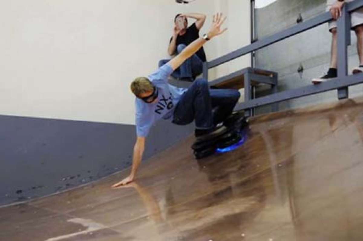 El conocido patinador Tony Hawk prob&oacute; la patineta por s&iacute; mismo, pudo hacer trucos con &eacute;xito. Hace algunos meses jug&oacute; una broma con una falsa. Foto: Internet