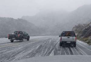 En redes sociales se alertó de la presencia de nieve en la vía Papallacta