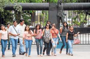 Hoy los universitarios egresados buscan estudios de cuarto nivel en carreras nuevas. Foto: Archivo