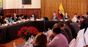 El Mandatario sostuvo un conversatorio con medios internacionales en Quito. Foto: Presidencia