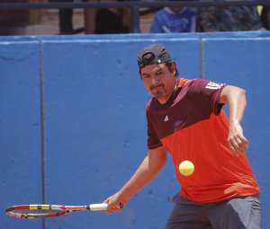 El tenista amateur Nelson Ramos, quien gan&oacute; la primera parada del torneo amateur Babolat Ace junto a German Gallegos, devuelve una pelota durante la final. Foto: Cortes&iacute;a. 